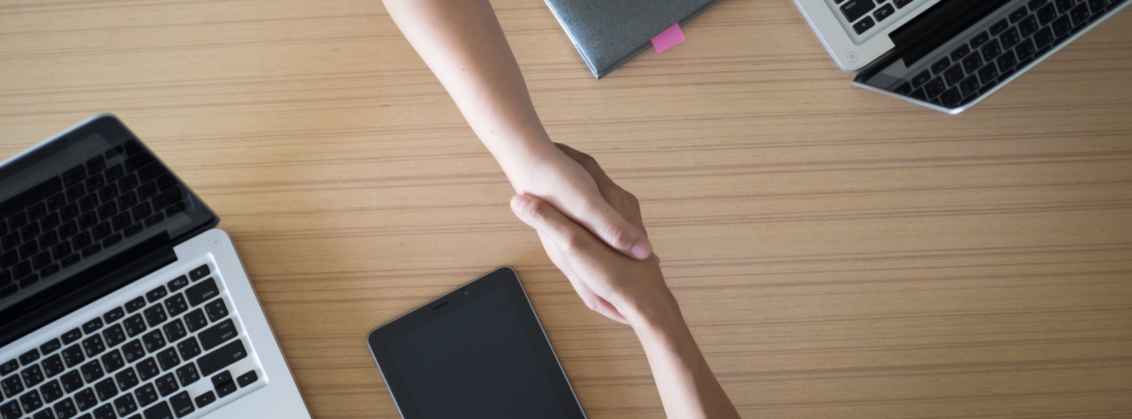 handshaking to represent mitigating the risks of software development outsourcing with the right partner